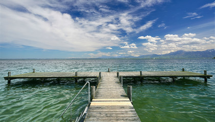 Obraz premium Letni dzień nad jeziorem