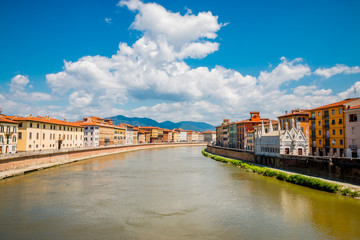 Fototapeta premium Sur les quais de l'Arno à Pise