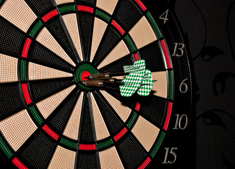 Pfeile im Bulleye einer elektrischen Dartscheibe