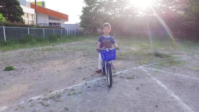 公園の広場で自転車に乗る男の子