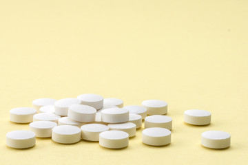 Obraz na płótnie Canvas Many medicines pills capsules on beige background
