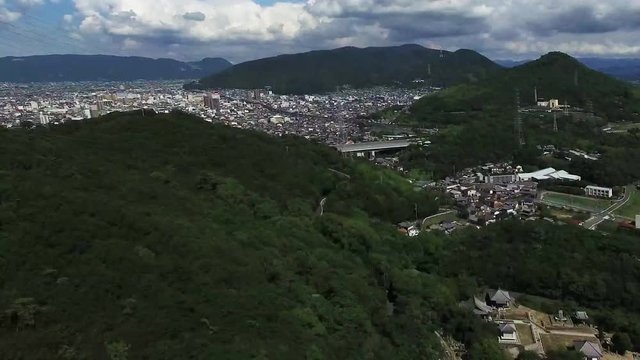 山に囲まれた町