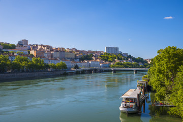 Fototapeta na wymiar Lyon/rivière Le Rhône à Lyon