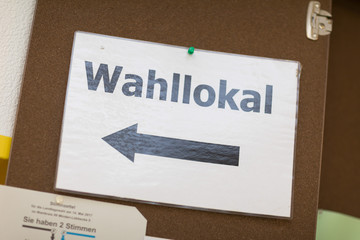 Hinweisschild Wahllokal