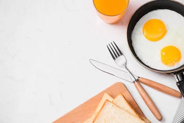 Photo sur Plexiglas Oeufs sur le plat Vue de dessus du petit-déjeuner rapide et sain traditionnel composé d& 39 œufs au plat servis sur une poêle à frire.