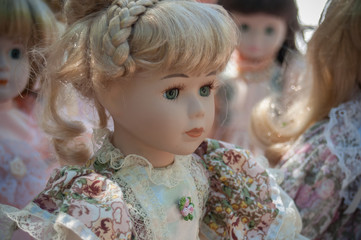 poupée ancienne dans un vide grenier