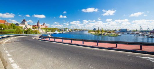 Szczecin / Panorama rzeki oraz historycznej części miasta.