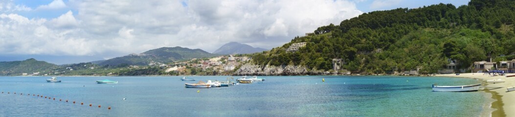 Bucht vor dem italienischen Seebad Palinuro, im Hintergrund Centola