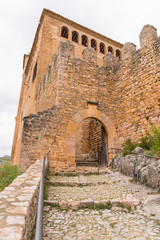 Obraz premium Entrada por las escaleras a la Colegiata de Santa María la Mayor en Alquézar
