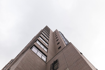 Obraz premium Side of Angular Skyscraper