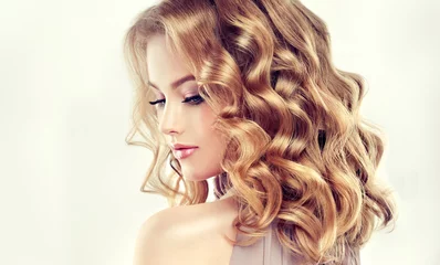 Photo sur Plexiglas Salon de coiffure Belle fille modèle blonde aux cheveux bouclés. Jeune femme avec une courte coiffure ondulée