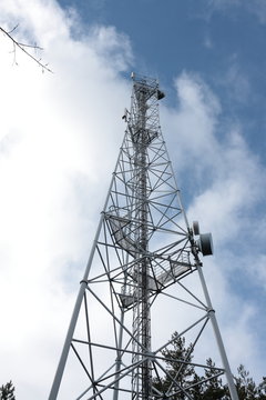 Relais de t&eacute;l&eacute;phonie mobile sur un pylone