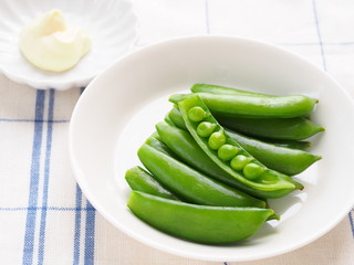 マヨネーズを添えた茹でスナップえんどう