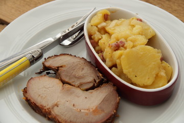 Kalbsbraten mit Kartoffeln im Schälchen