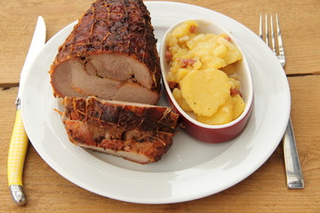 Rollbraten mit Gabel und Messer