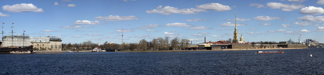 Obraz premium Panorama of St. Petersburg. View of the Peter and Paul Fortress.