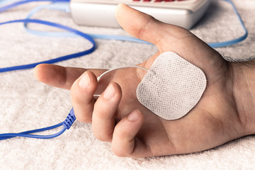 Electroestimulacion deportiva del dolor agudo de la mano a consecuencia del m&oacute;vil