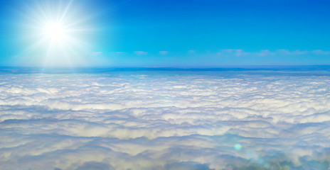 Blauer Himmel über den Wolken mit herrlichem Sonnenschein