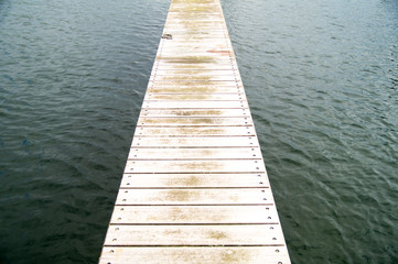 Obraz premium Bootssteg führt weit hinaus aufs Meer