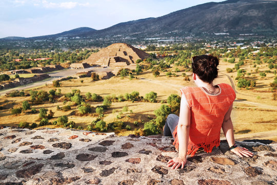 Young woman on the top of the sun pyramid overlooking Teotihuacán