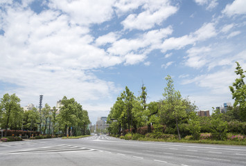 Fototapeta na wymiar 四谷中学校前交差点から見える外堀通り（東京都新宿区）