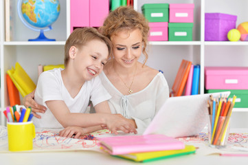 Fototapeta premium Mama i syn robią lekcje