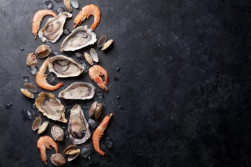 Fotobehang Schaaldieren Verse zeevruchten op stenen tafel