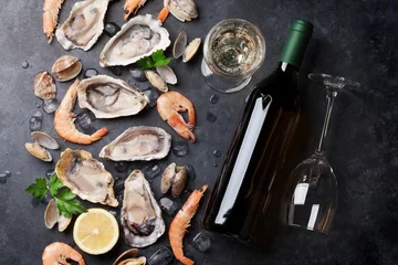 Crédence de cuisine en verre imprimé Crustacés Fresh seafood and white wine on stone table