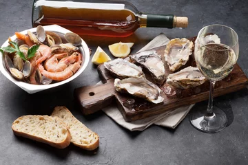 Crédence de cuisine en verre imprimé Crustacés Fresh seafood and white wine on stone table