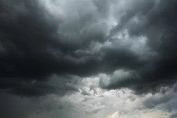 Foto auf Acrylglas Himmel Dunkler Himmel und schwarze Wolken vor Regen, dramatische schwarze Wolken und Gewitter
