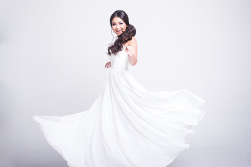 bride in beauty white dress