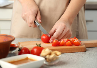 Obraz na płótnie Canvas Woman cooking in kitchen