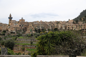 Obraz premium Valdemossa Stadtpanorama auf Mallorca, Spanien