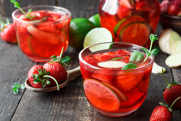 Strawberry tea with lime and mint