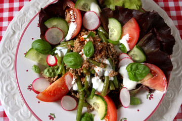Pikantes Hackfleischhaché mit Salat