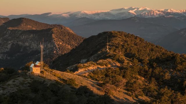 Time lapse du lever du jour face à des montagnes
