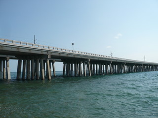 Fototapeta na wymiar Very long overwater bridge in the Florida Keys