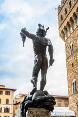 Statue de Persée tenant la tête de Méduse sous la Loggia dei Lanzi à Florence