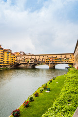 Fototapeta na wymiar Le pont Vecchio sur l'Arno à Florence