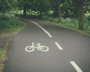Obraz premium bicycle sign on countryside road