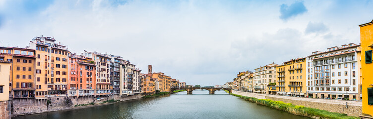 Fototapeta na wymiar Vue depuis le Pont Vecchio sur l'Arno à Florence