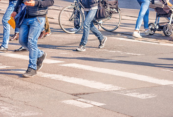 people crossing the pedestrian crossing - obrazy, fototapety, plakaty