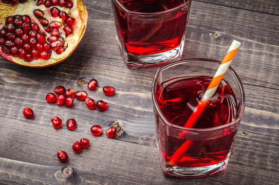 pomegranate, garnet juice and grains/pomegranate and garnet juice in a tow glass
