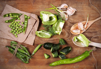 овощи и фрукты зелёного цвета лежат на столе из дерева  © Anna81