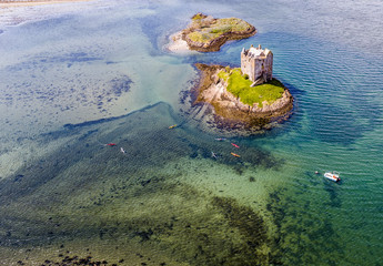 Luftaufnahme der historischen Burg Stalker bei Appin in Argyll, Schottland © Lukassek
