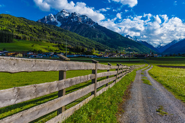 Fototapeta premium Blick in Stubaital mit Holzzaun und Weg