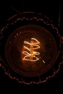 Antike Glühbirne mit spiralförmigem Glühfaden