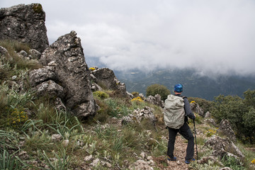 hombre que practica el deporte del senderismo en la montaña