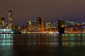 Obraz premium New York City manhattan budynków wieczorem noc