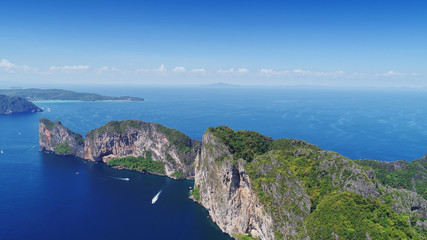 Fototapeta premium Top View Tropical Island , Aerial view of Maya bay ,Phi-Phi Islands, Krabi, Thailand.